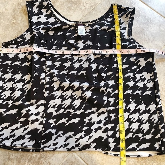Avon open back houndstooth plaid scoop neck split back pullover sleeveless top - Picture 12 of 13